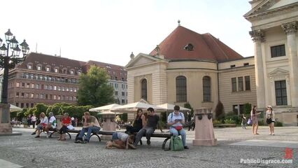 Публичное порно днем в самом центре европейского города