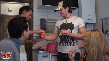 Русская пьяная групповая студенческая секс оргия №1