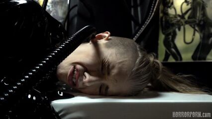 ФетишЛорд приводит в действие вынесенный приговор блондинке