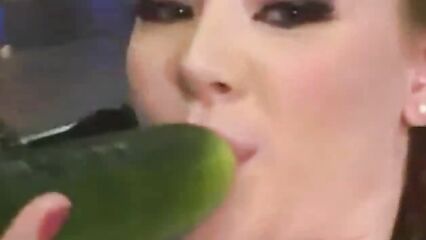 Девку трахнули куринной ногой, огурцами, кукурузой, колбасой и членом