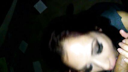 Превосходный минет в исполнении молодой азиатки