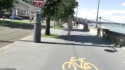 Сладкая блондинка Кароль гуляет голышом по улицам