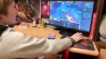 Красивую геймершу из Instagram Freya Stein в тугую попку!