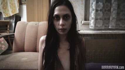 Страшный демон вселился в тело невинной девушки