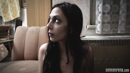 Страшный демон вселился в тело невинной девушки