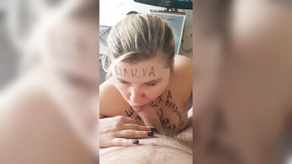 Разрисованная шлюшка Дашка Логачёва сосет член