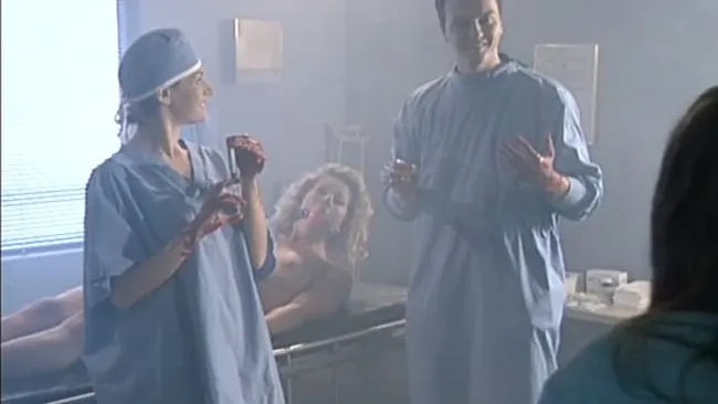 Табиғаттағы саяжайда жалаңаш әйелдер